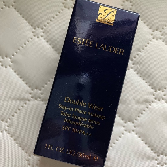 Brand new Estée Lauder make up foundation WARM VANILLA 2W0 - Picture 2 of 3